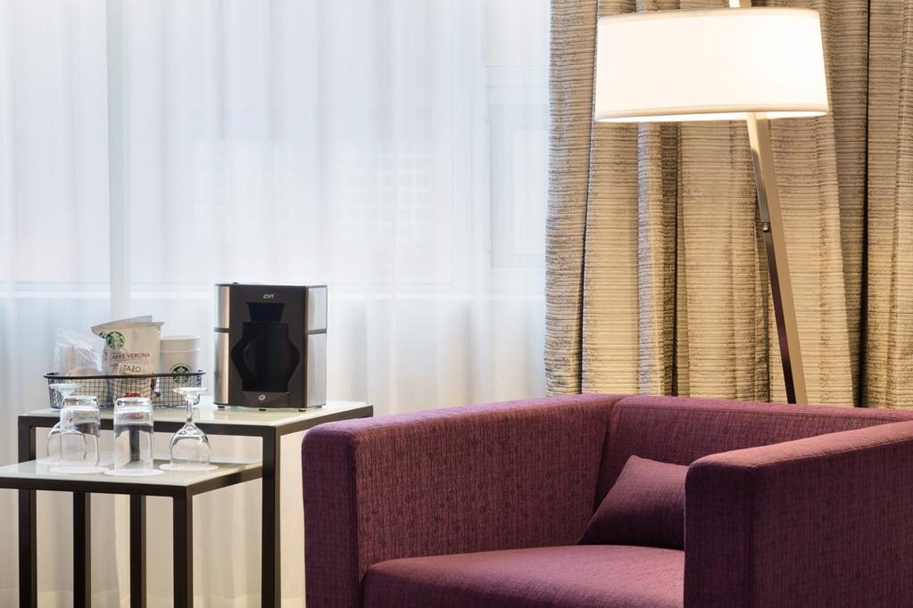 Coast Edmonton Plaza Hotel By Apa Δωμάτιο φωτογραφία