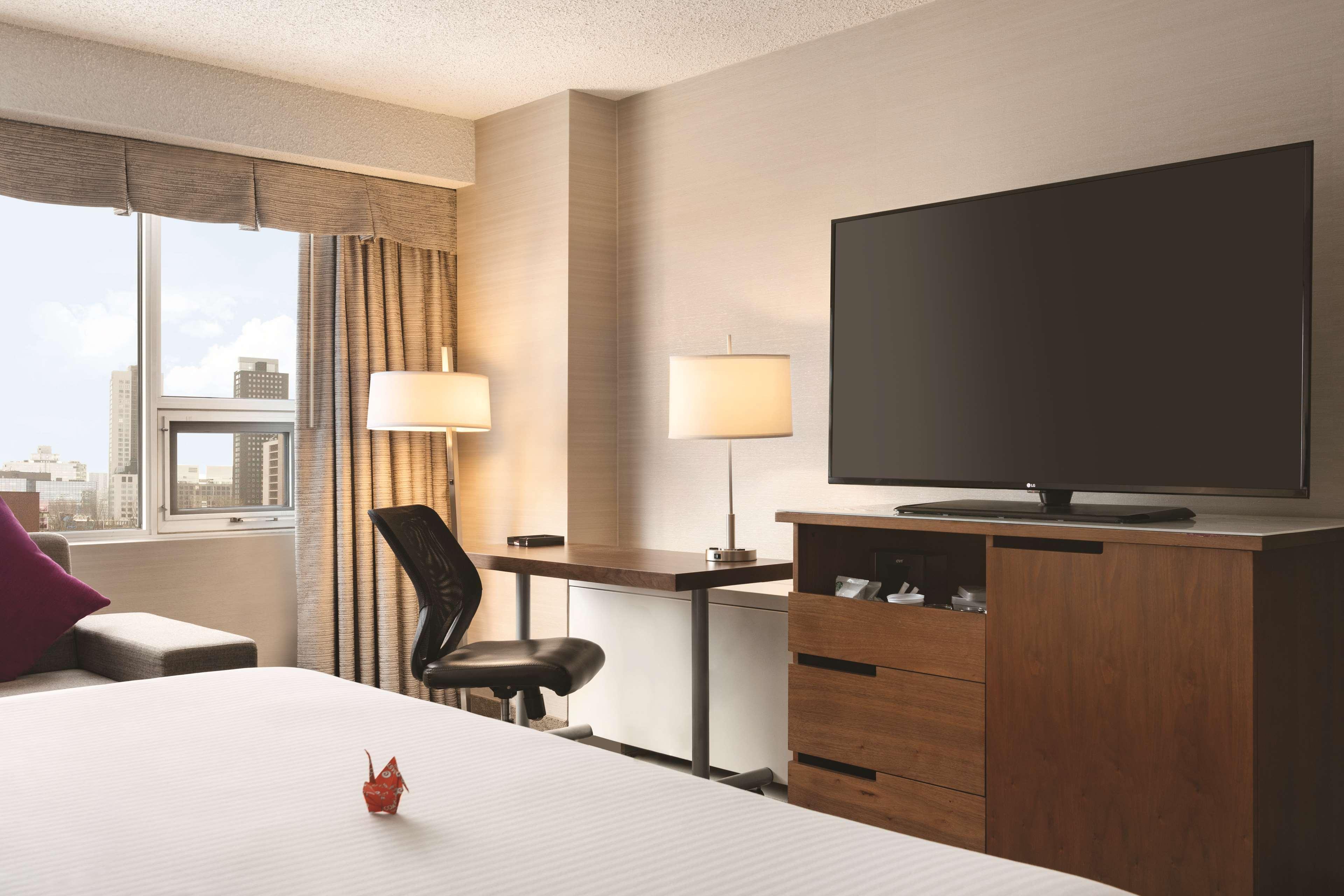 Coast Edmonton Plaza Hotel By Apa Εξωτερικό φωτογραφία
