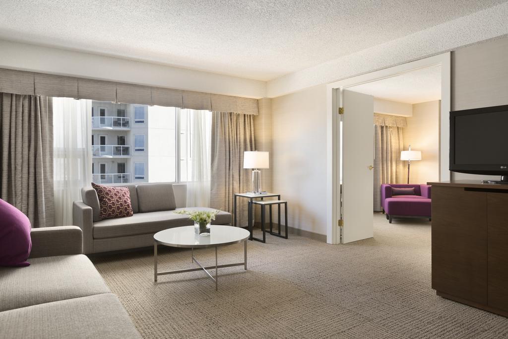Coast Edmonton Plaza Hotel By Apa Εξωτερικό φωτογραφία