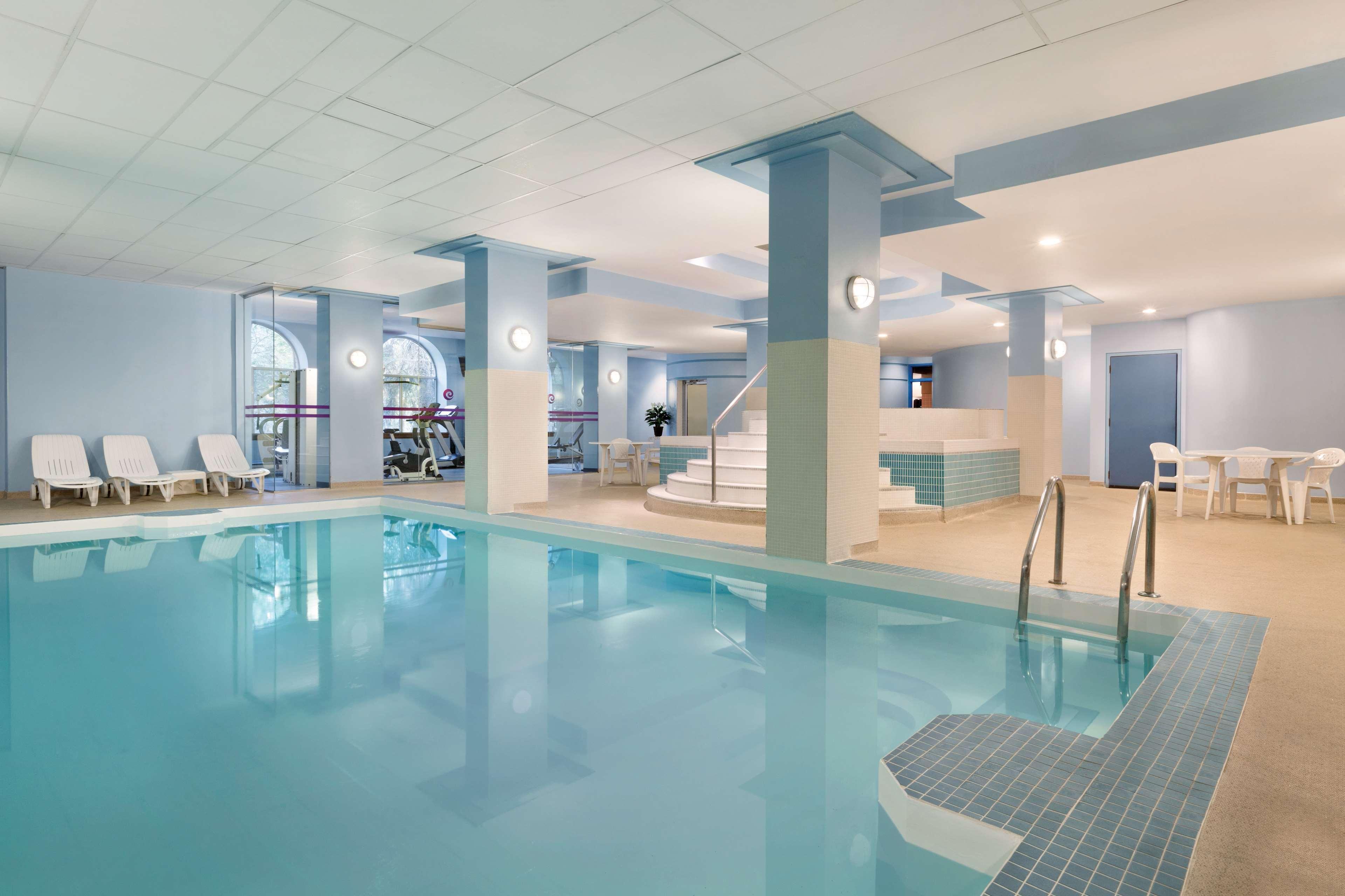 Coast Edmonton Plaza Hotel By Apa Εξωτερικό φωτογραφία