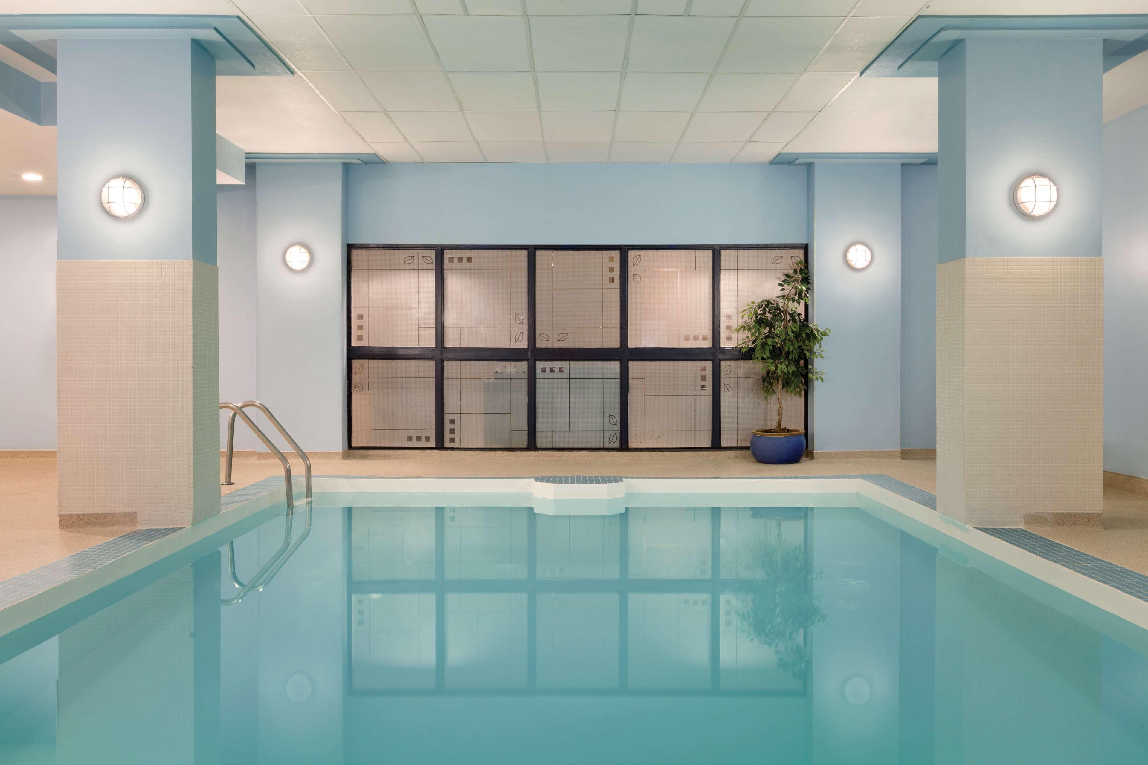 Coast Edmonton Plaza Hotel By Apa Εξωτερικό φωτογραφία