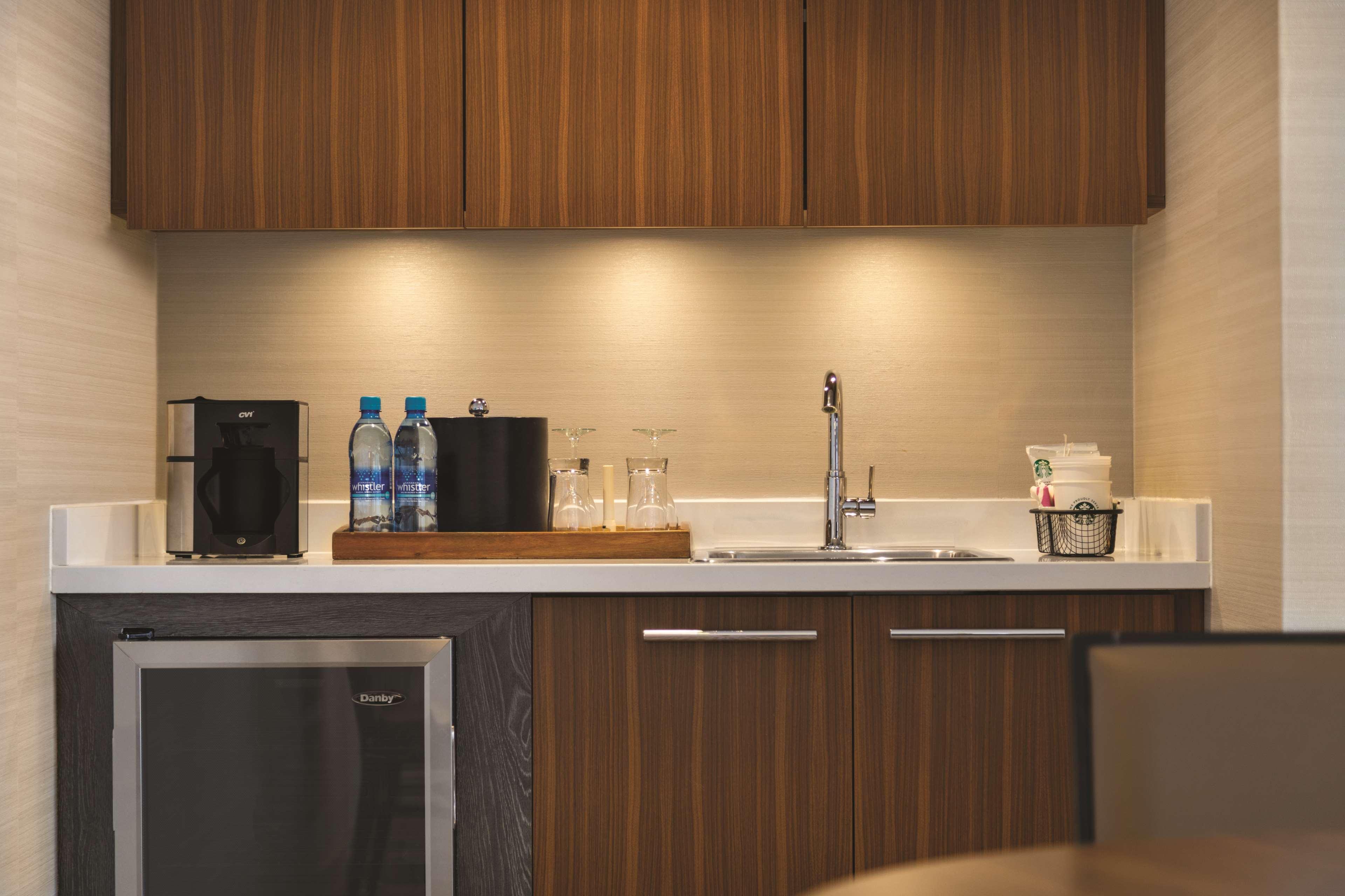 Coast Edmonton Plaza Hotel By Apa Εξωτερικό φωτογραφία