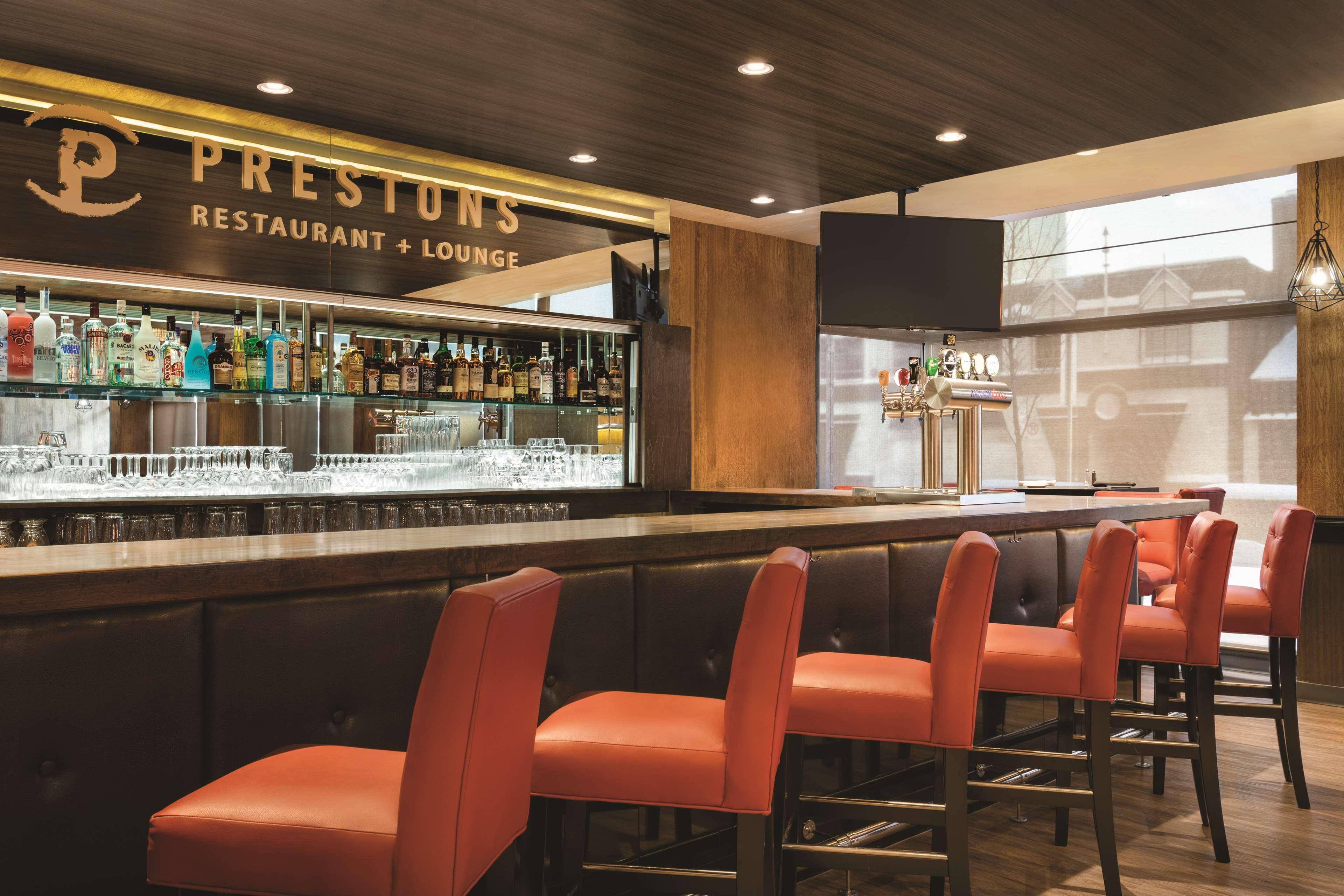 Coast Edmonton Plaza Hotel By Apa Εξωτερικό φωτογραφία