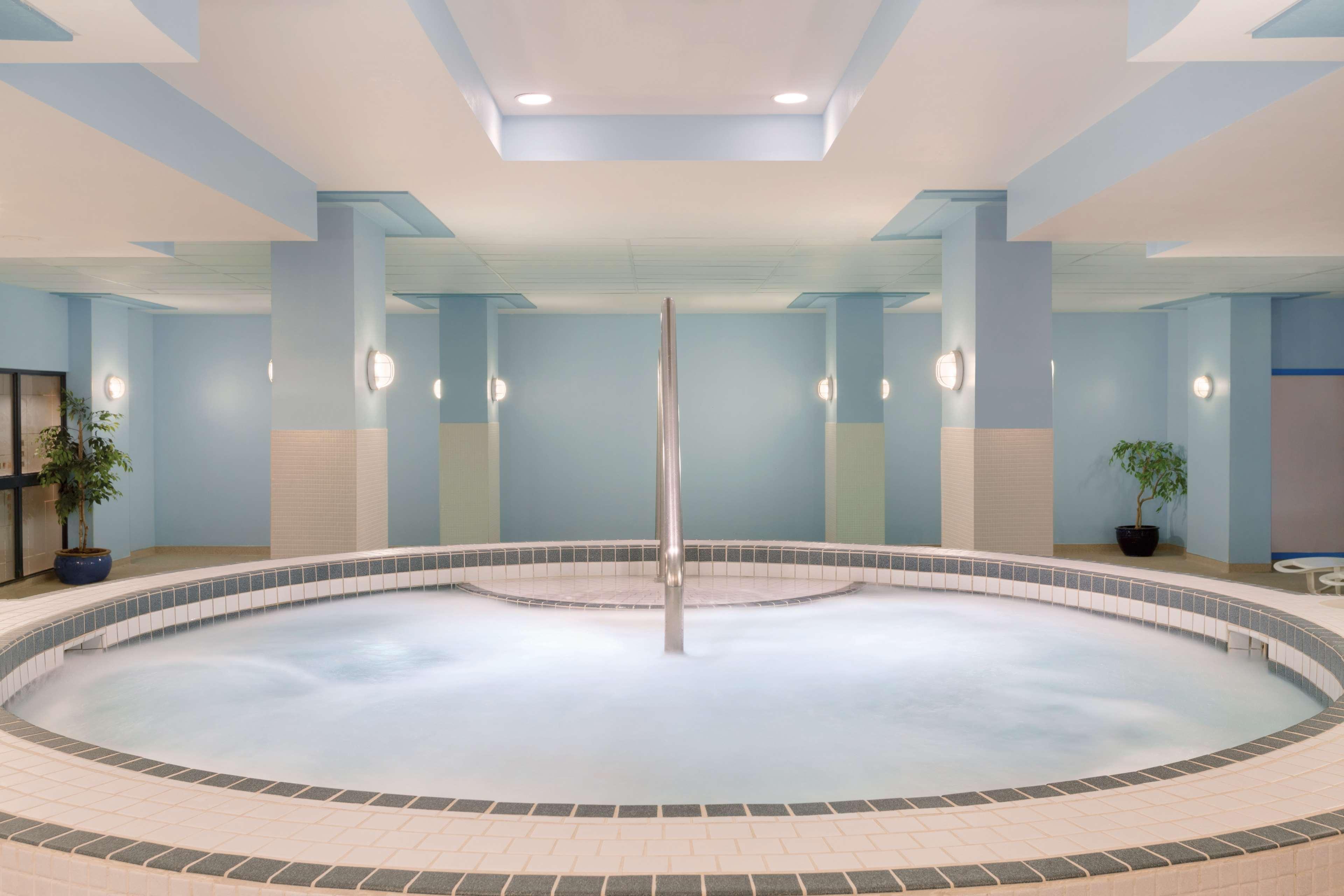 Coast Edmonton Plaza Hotel By Apa Εξωτερικό φωτογραφία