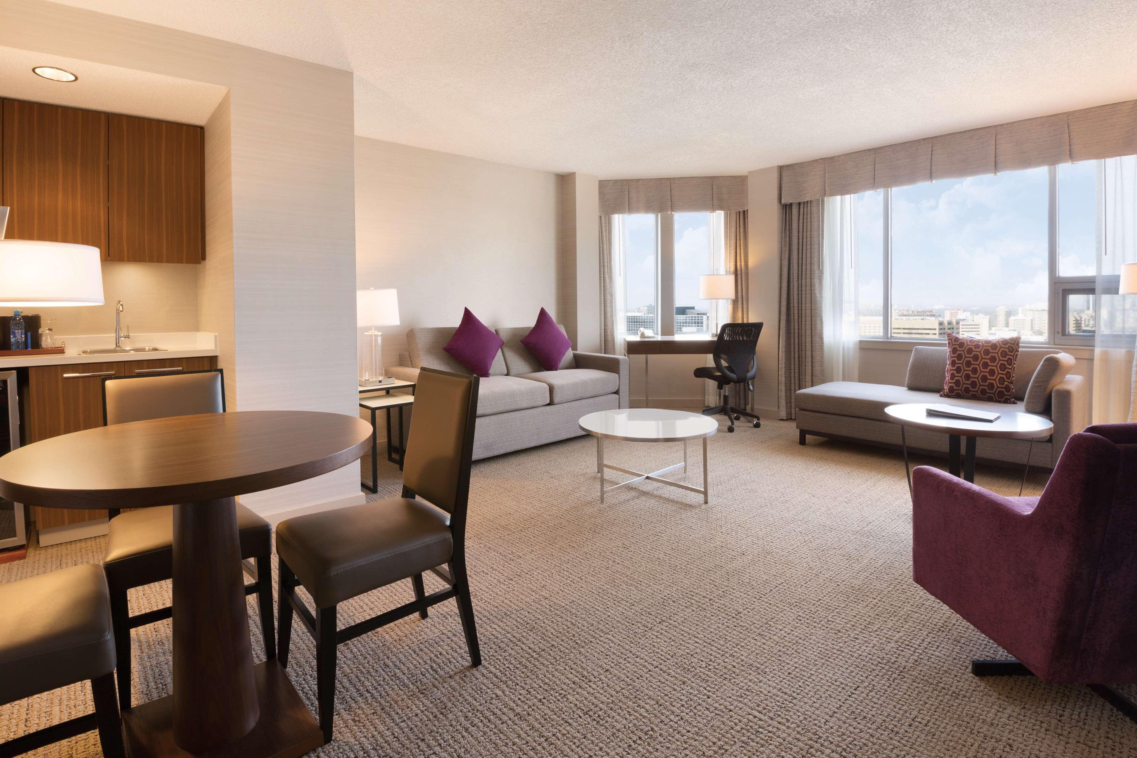 Coast Edmonton Plaza Hotel By Apa Εξωτερικό φωτογραφία