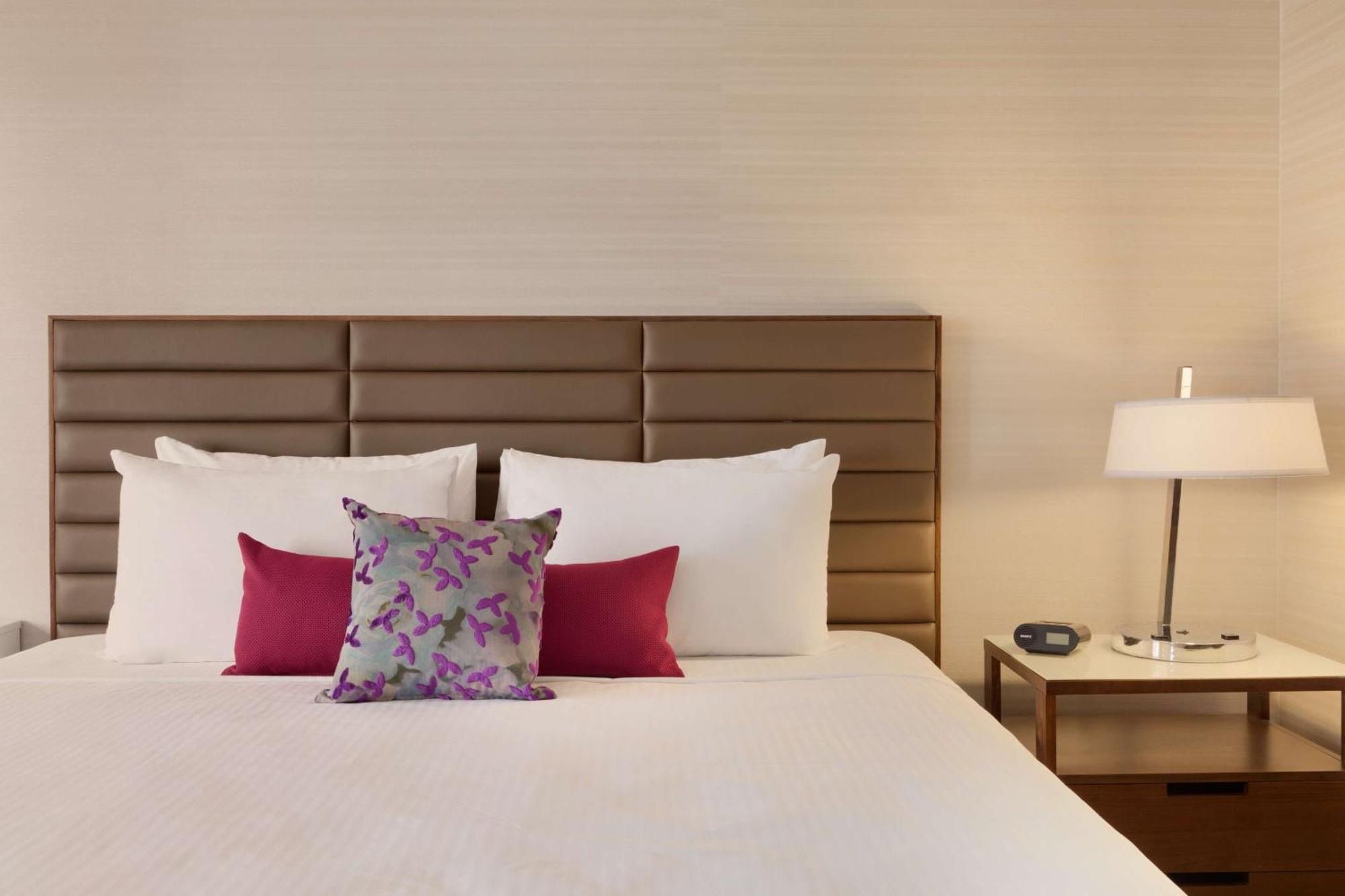 Coast Edmonton Plaza Hotel By Apa Εξωτερικό φωτογραφία