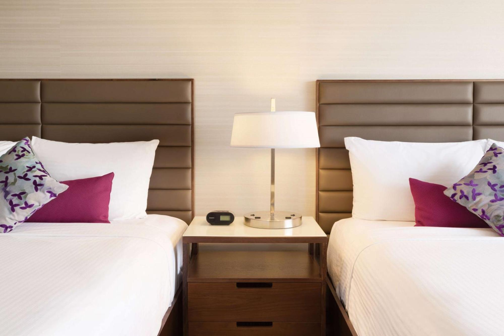 Coast Edmonton Plaza Hotel By Apa Εξωτερικό φωτογραφία