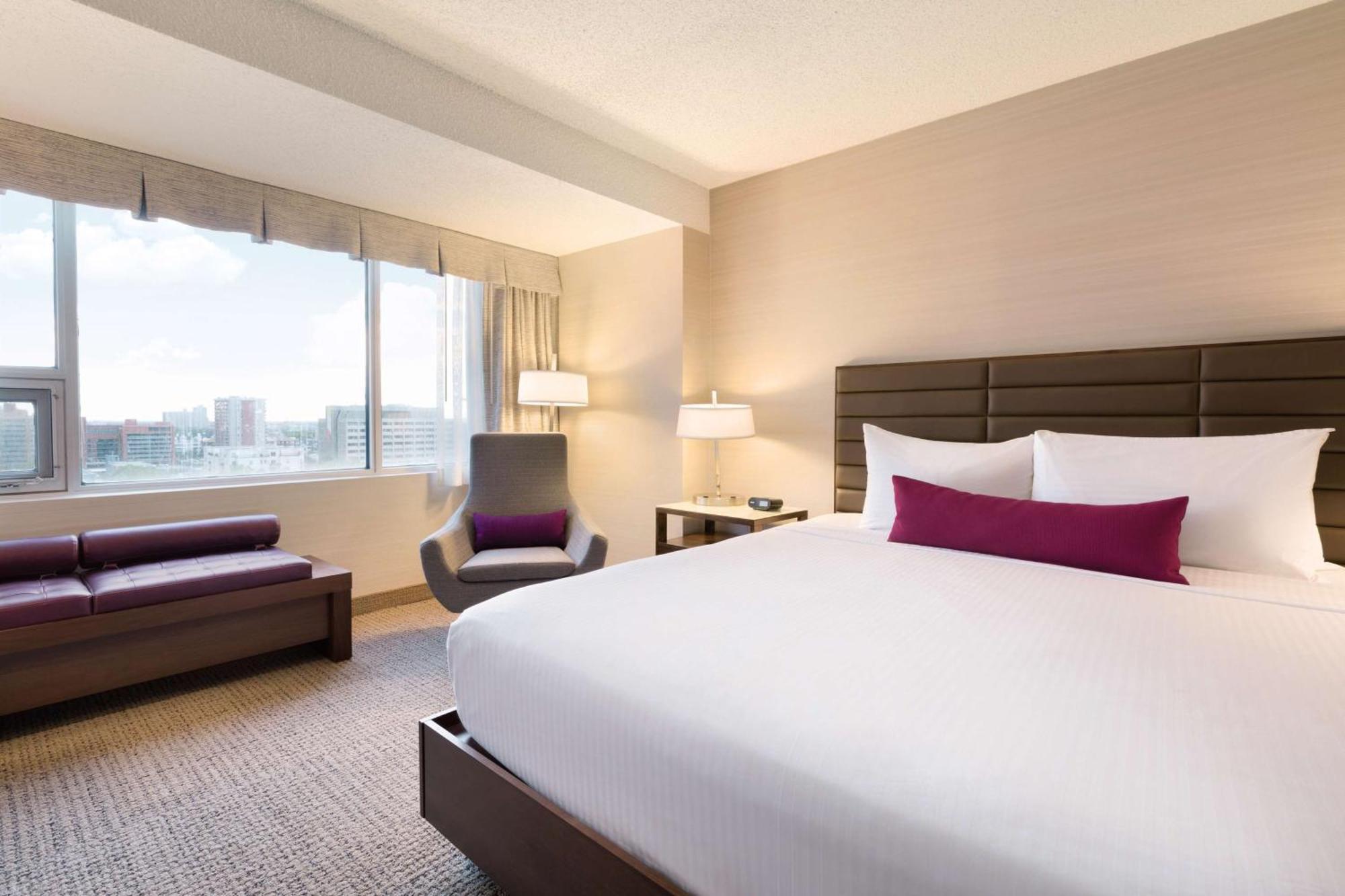 Coast Edmonton Plaza Hotel By Apa Εξωτερικό φωτογραφία
