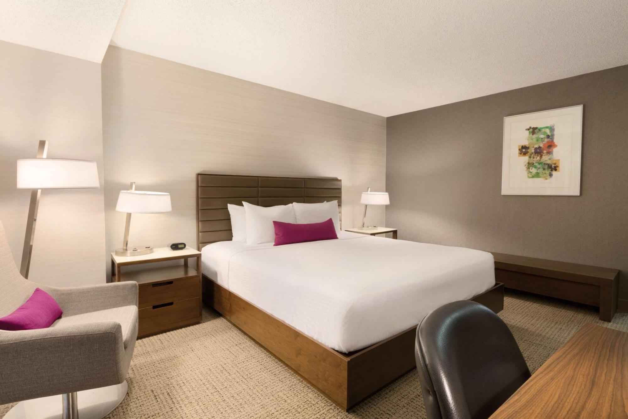 Coast Edmonton Plaza Hotel By Apa Εξωτερικό φωτογραφία