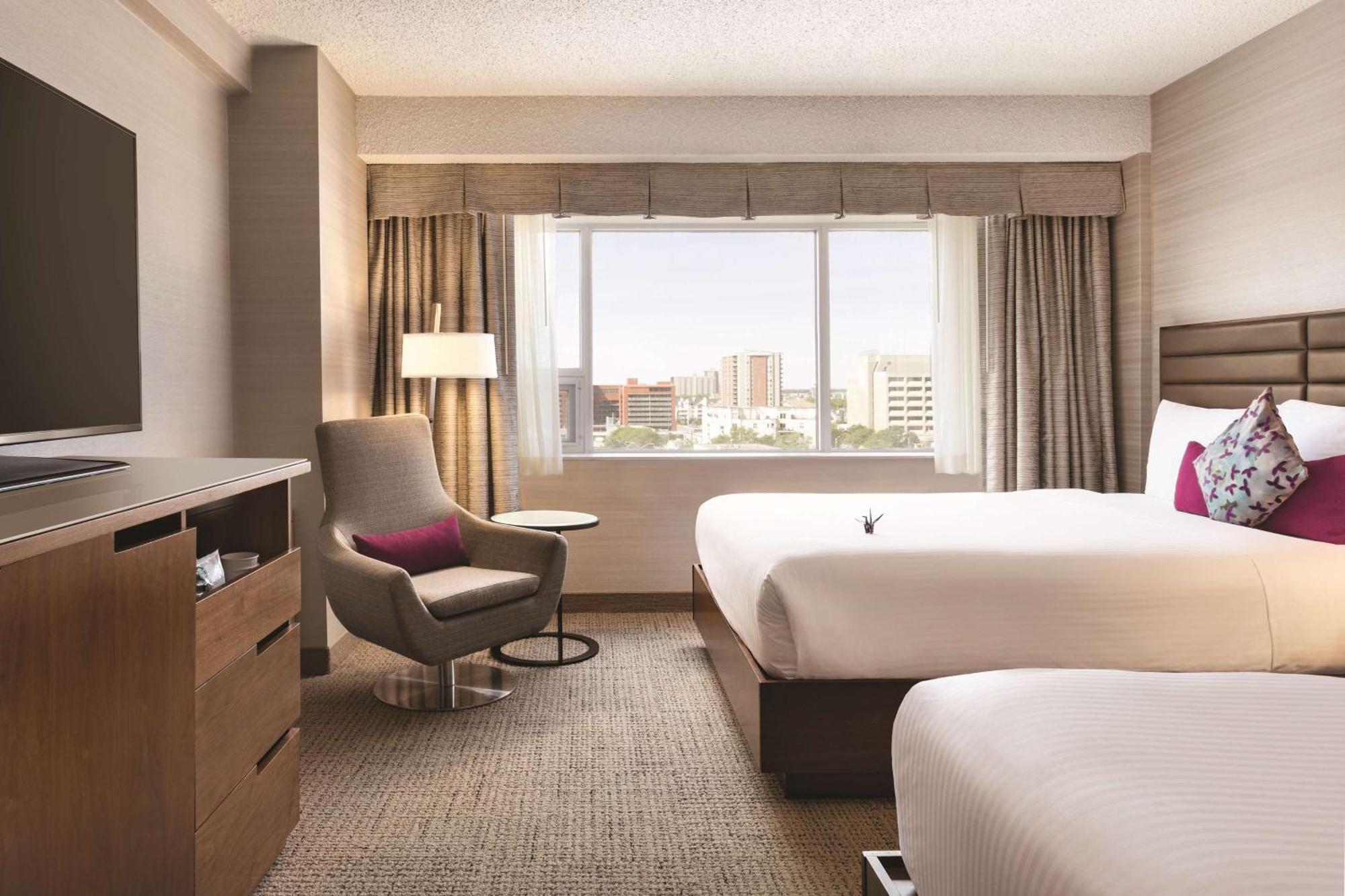 Coast Edmonton Plaza Hotel By Apa Εξωτερικό φωτογραφία
