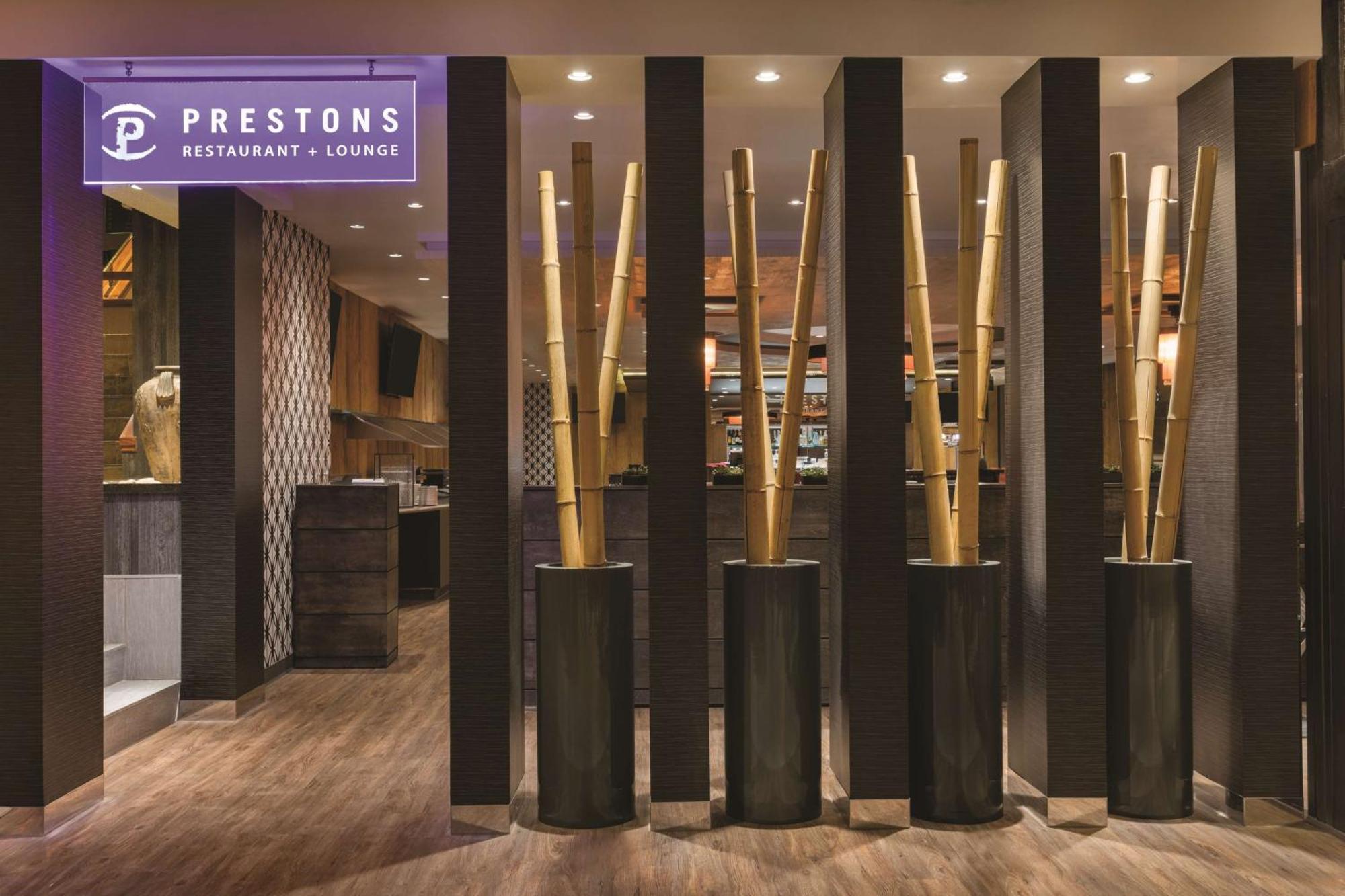 Coast Edmonton Plaza Hotel By Apa Εξωτερικό φωτογραφία