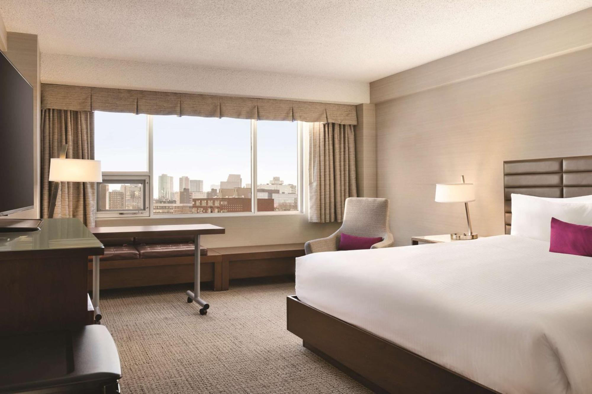 Coast Edmonton Plaza Hotel By Apa Εξωτερικό φωτογραφία