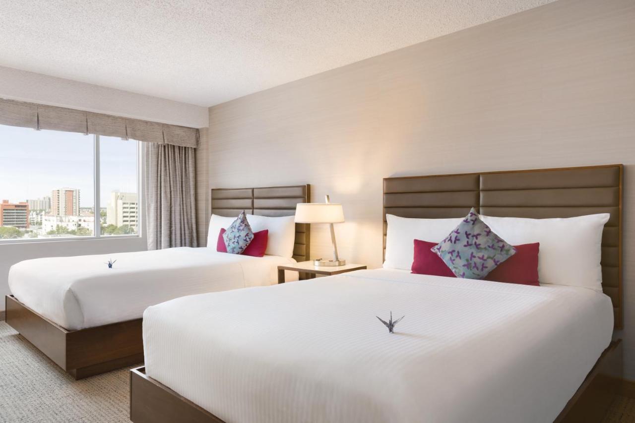 Coast Edmonton Plaza Hotel By Apa Εξωτερικό φωτογραφία