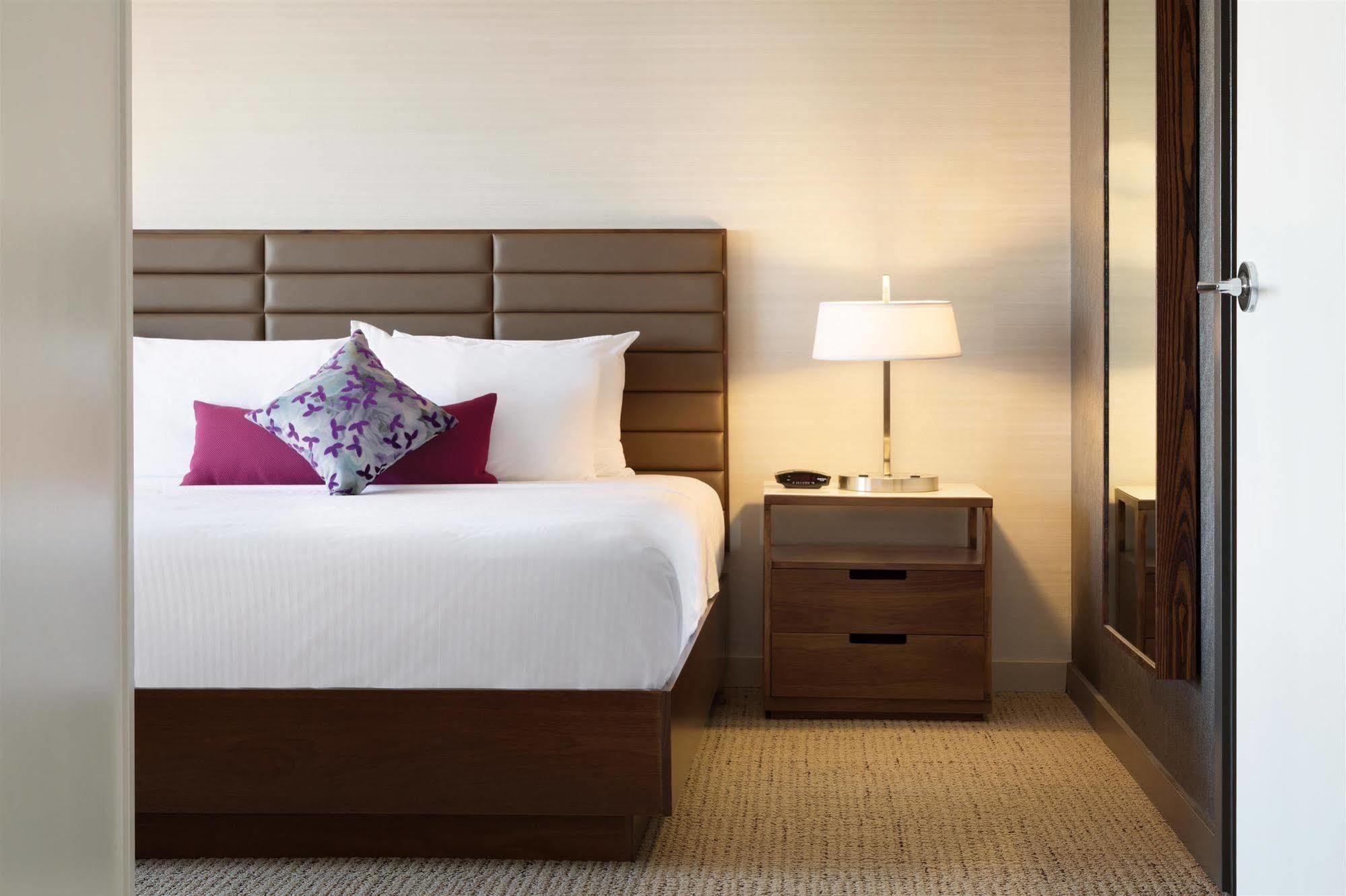 Coast Edmonton Plaza Hotel By Apa Εξωτερικό φωτογραφία