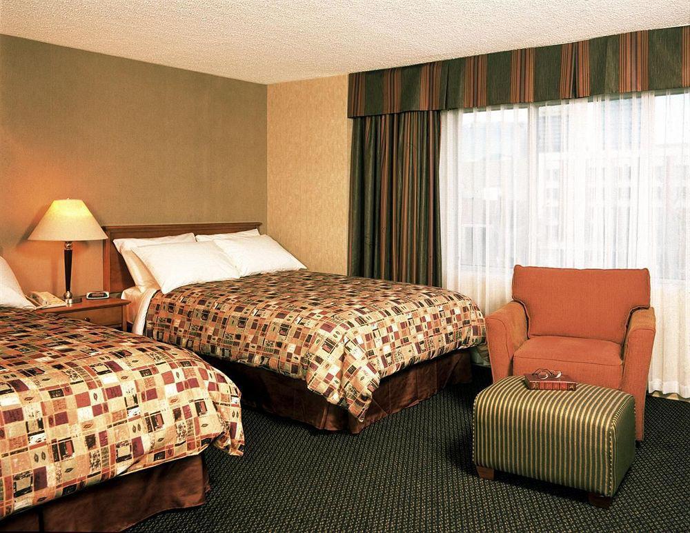 Coast Edmonton Plaza Hotel By Apa Εξωτερικό φωτογραφία